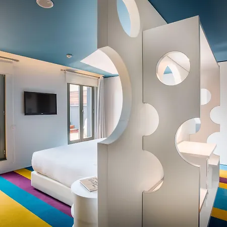 Mate Pau, Otel Barselona