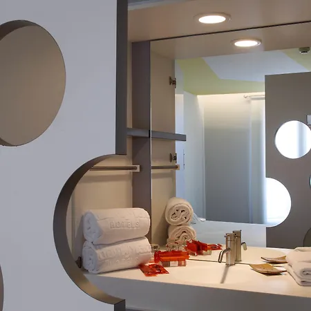 Mate Pau, Otel Barselona