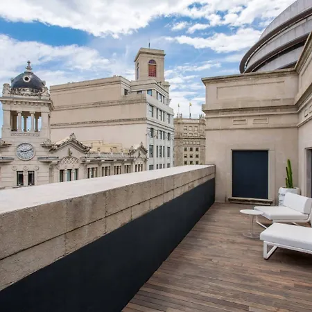 Mate Pau, Otel Barselona